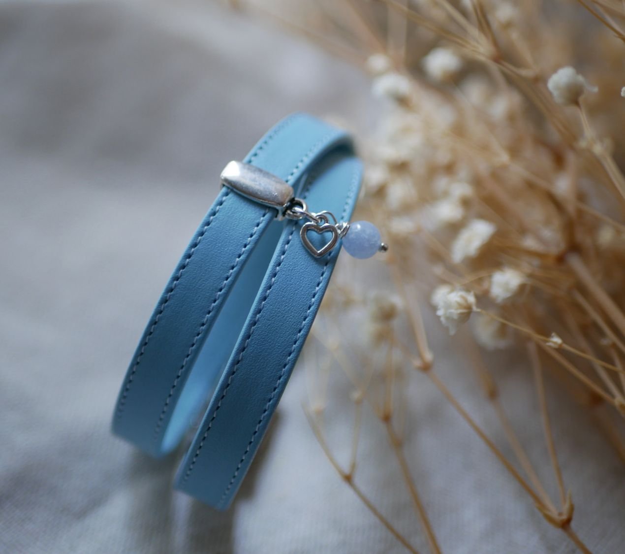 Bracelete dupla em pele azul celeste com pesponto e escolha de pendente