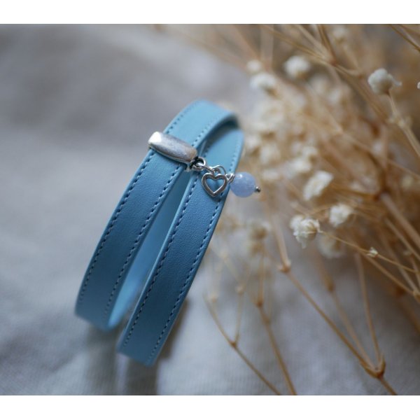 Bracelete dupla em pele azul celeste com pesponto e escolha de pendente
