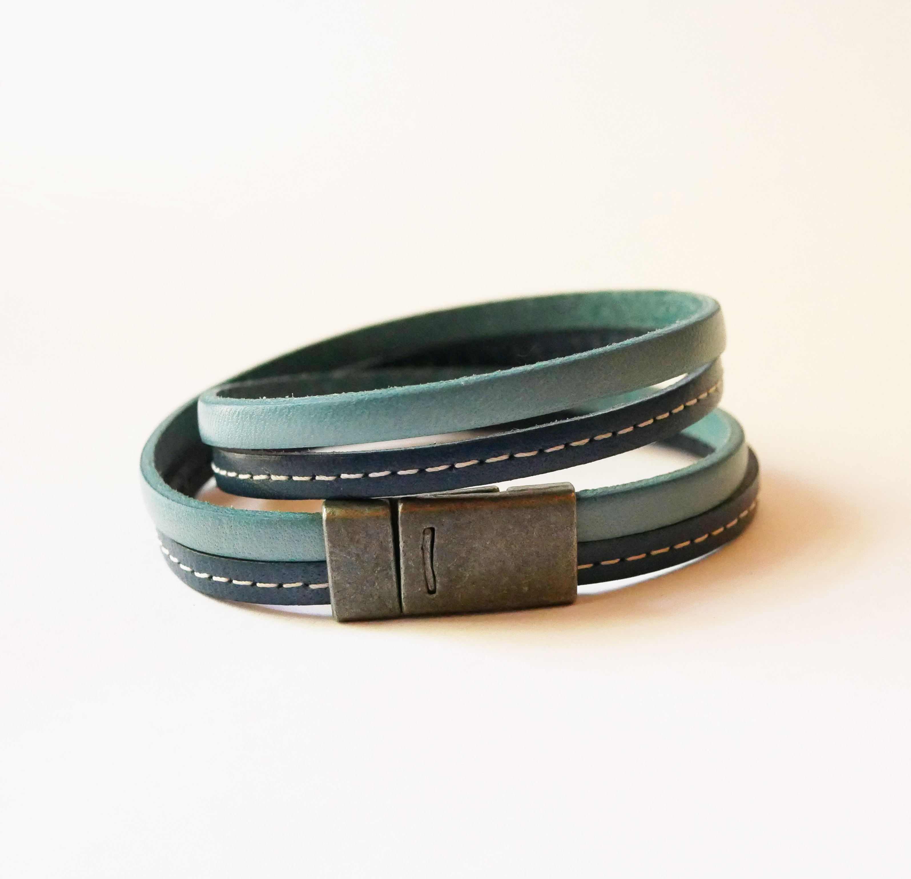 Bracelete em pele azul com costura dupla e fecho magnético