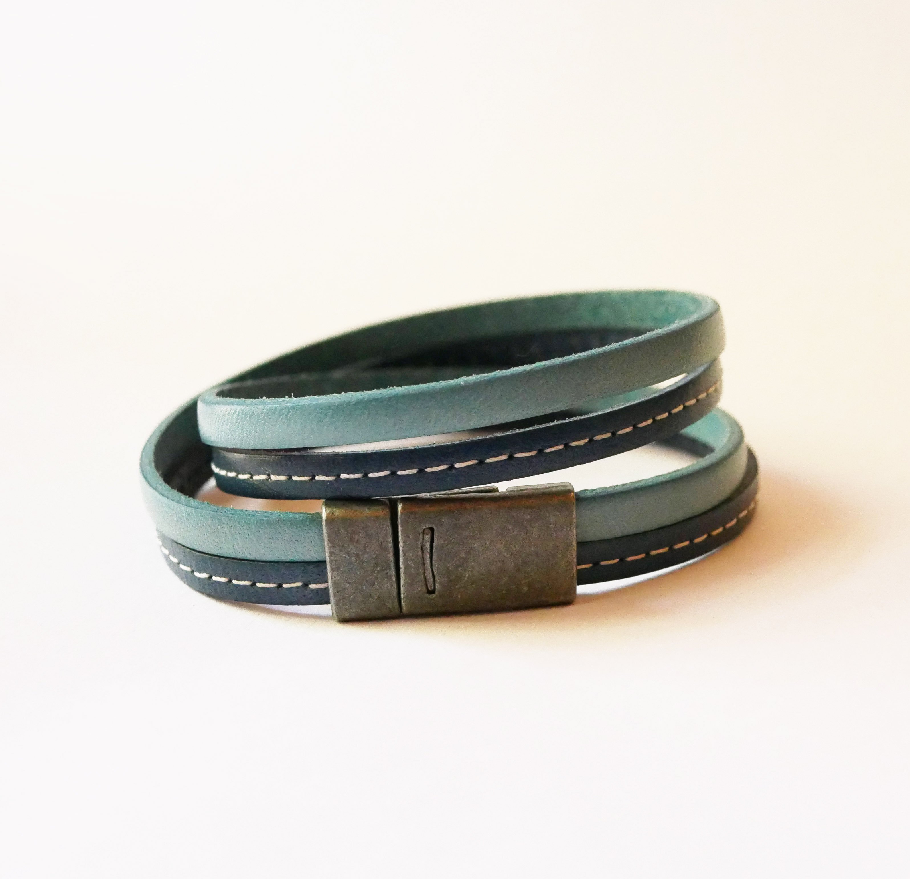 Bracelete em pele azul com costura dupla e fecho magnético