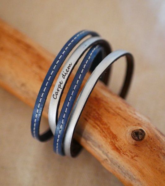 Bracelete dupla em pele azul com pesponto e escolha de cores para personalizar atrav&eacute;s de grava&ccedil;&atilde;o