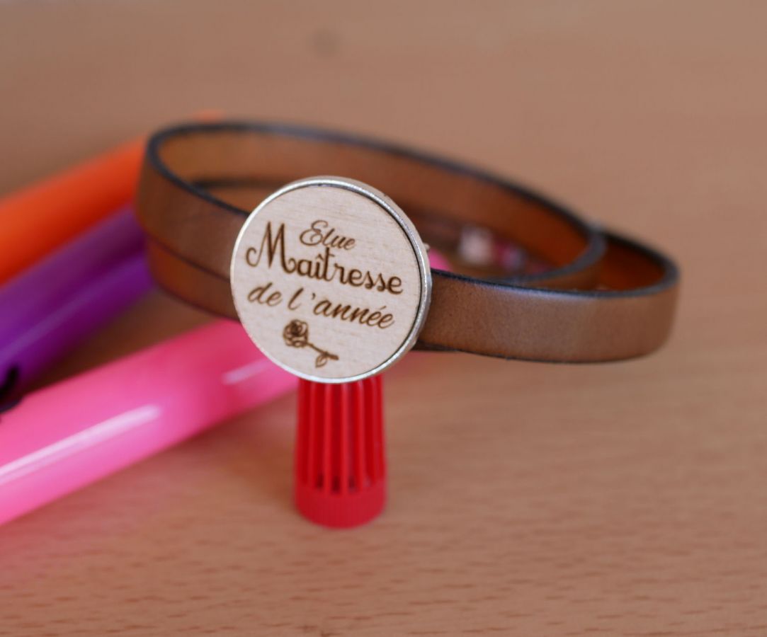 Pulseira dupla de couro com cabochon de madeira gravada para ser personalizada