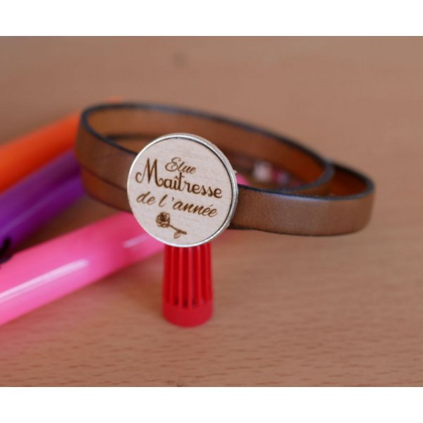 Pulseira dupla de couro com cabochon de madeira gravada para ser personalizada