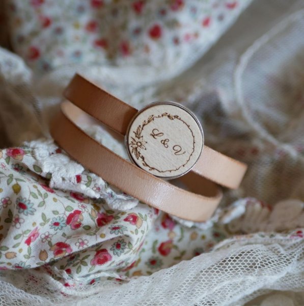 Pulseira dupla de couro com cabochon de madeira gravada para ser personalizada