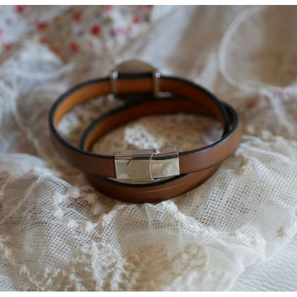 Pulseira dupla de couro com cabochon de madeira gravada para ser personalizada