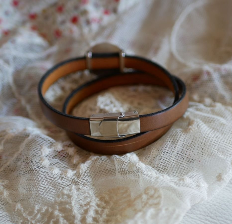 Pulseira dupla de couro com cabochon de madeira gravada para ser personalizada