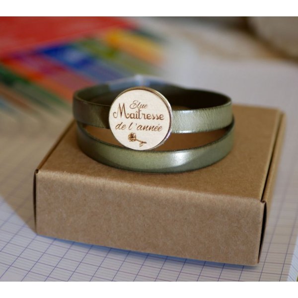 Pulseira dupla de couro com cabochon de madeira gravada para ser personalizada