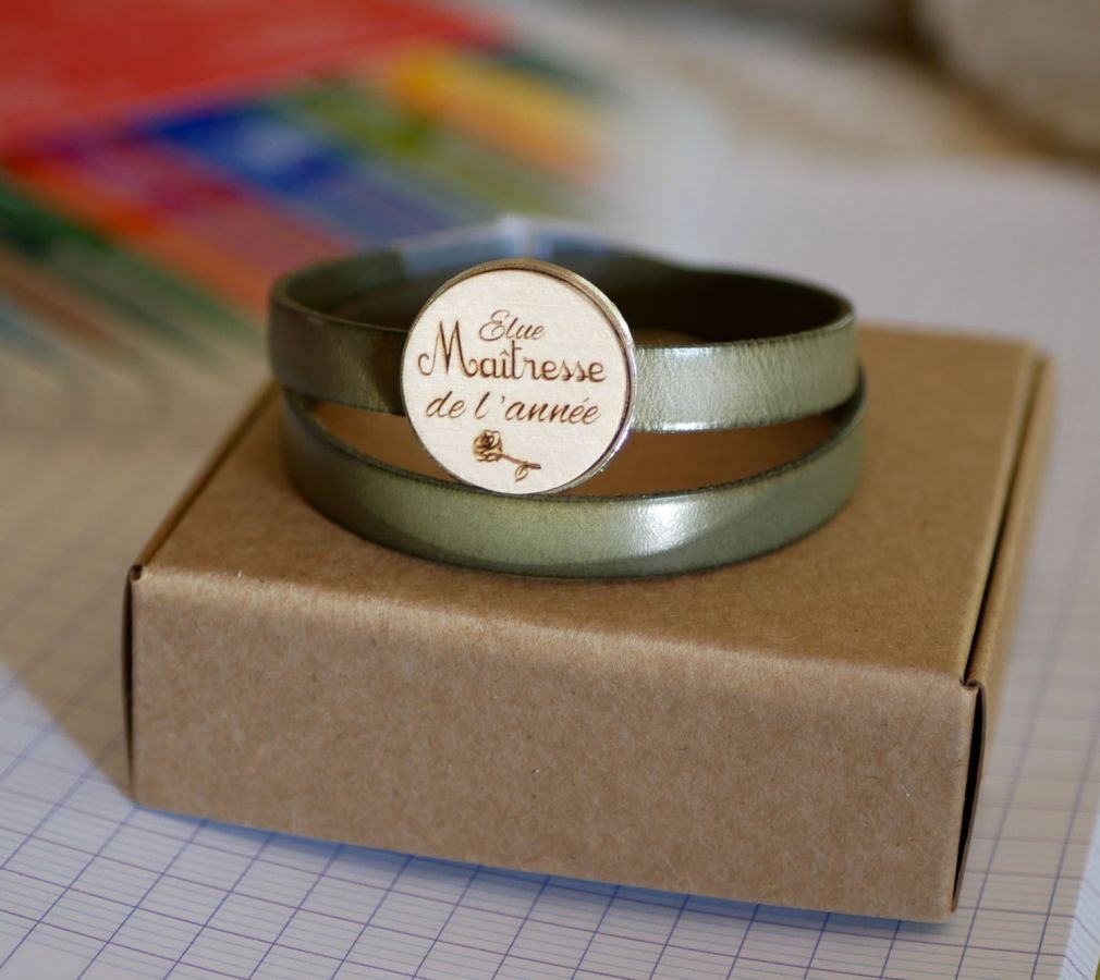 Pulseira dupla de couro com cabochon de madeira gravada para ser personalizada