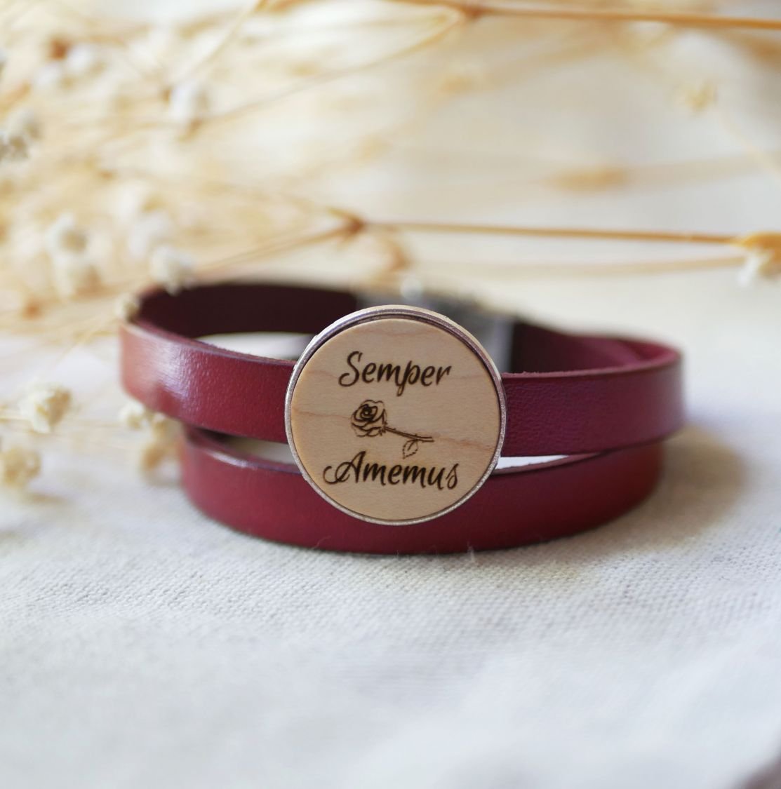 Pulseira dupla de couro com cabochon de madeira gravada para ser personalizada