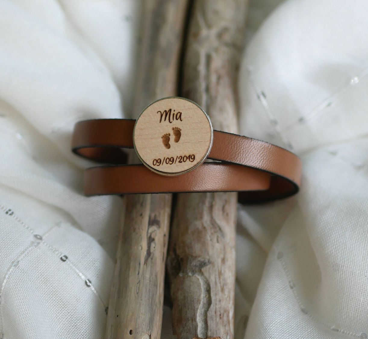 Pulseira dupla de couro com cabochon de madeira gravada para ser personalizada