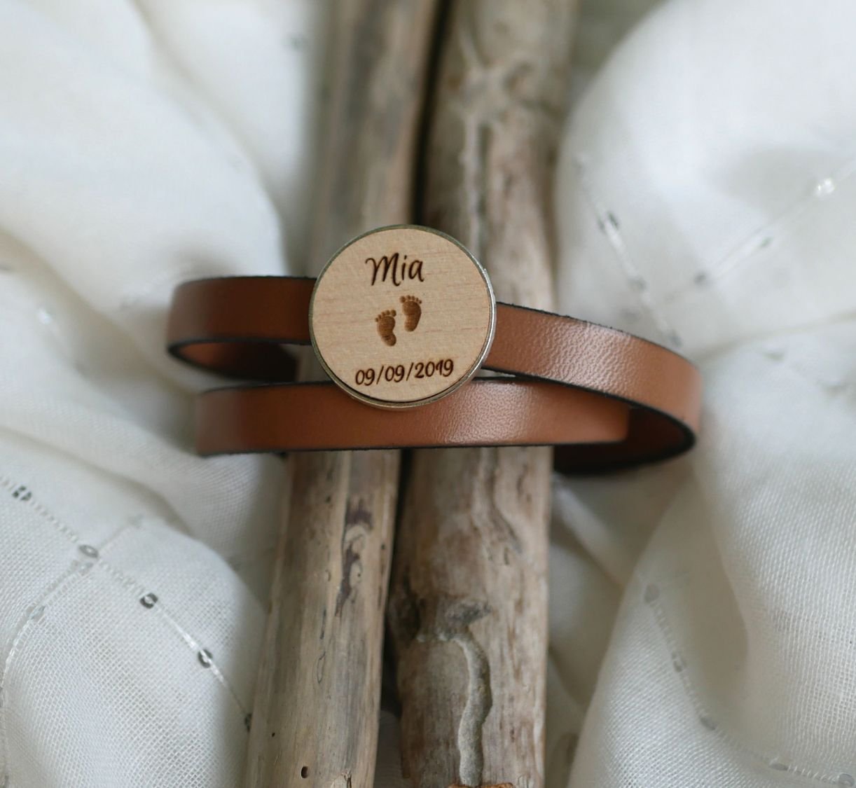 Pulseira dupla de couro com cabochon de madeira gravada para ser personalizada