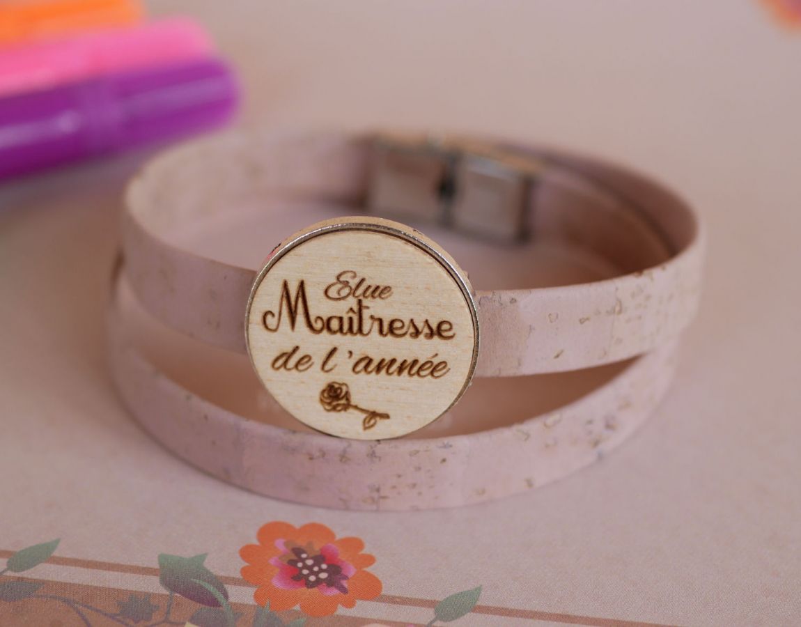 Pulseira dupla de couro com cabochon de madeira gravada para ser personalizada