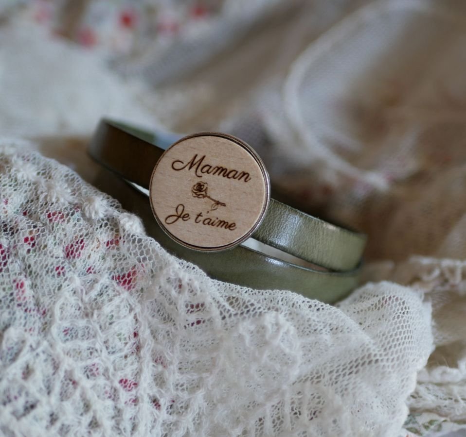 Pulseira dupla de couro com cabochon de madeira gravada para ser personalizada