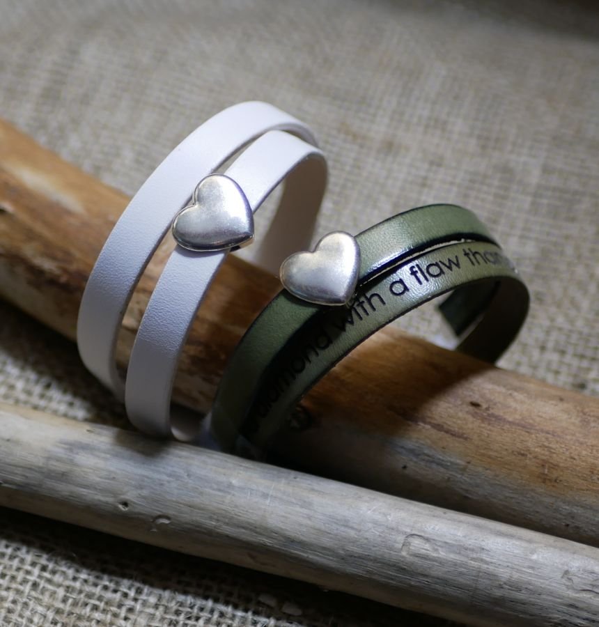 Pulseira dupla de couro com desenho de coração prateado, as suas palavras podem ser gravadas