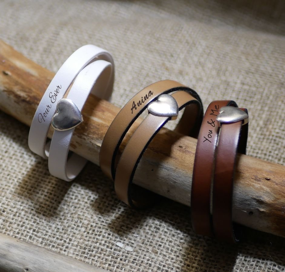 Pulseira dupla de couro com desenho de coração prateado, as suas palavras podem ser gravadas
