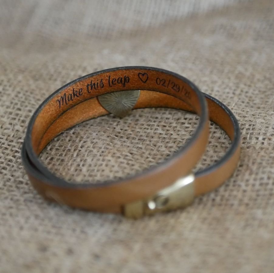 Pulseira dupla de couro e coração de bronze, possível gravação das suas palavras