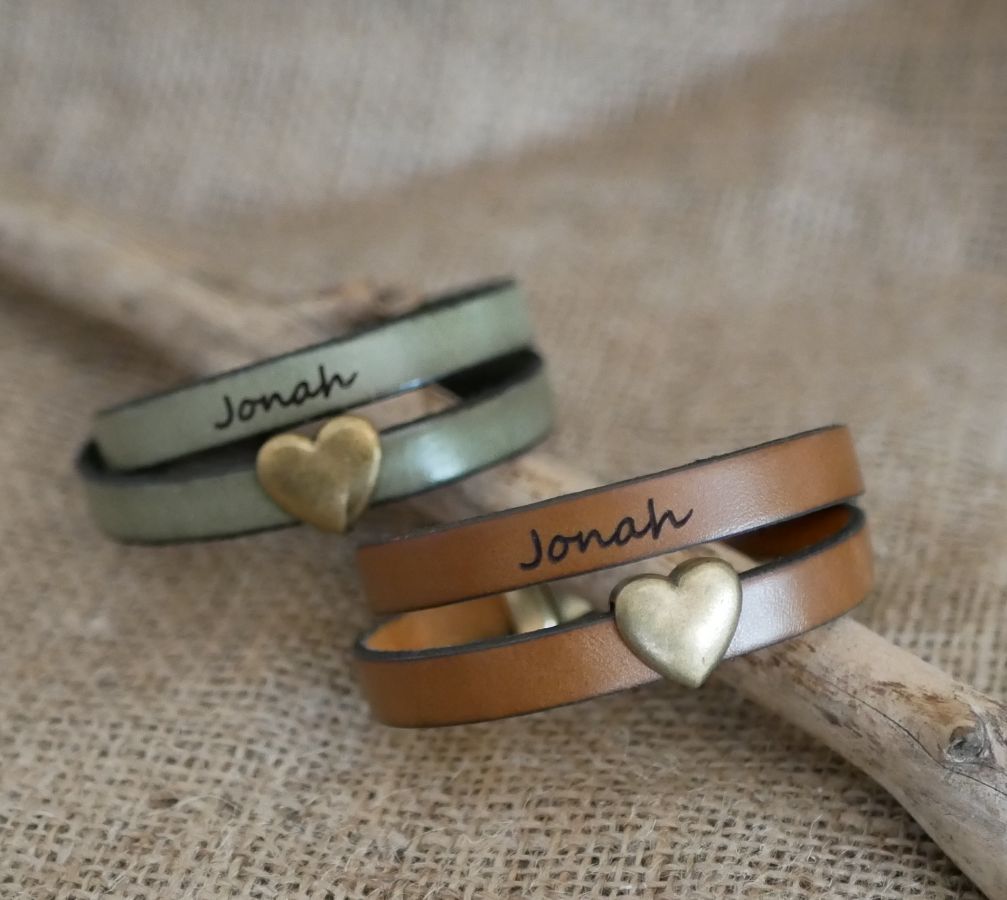 Pulseira dupla de couro e coração de bronze, possível gravação das suas palavras