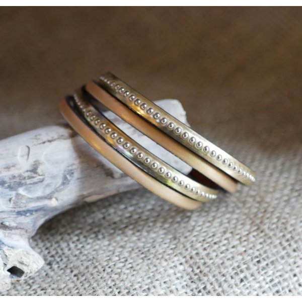 Correia de couro dourada gravada duplamente com contas de prata, personaliz&aacute;vel