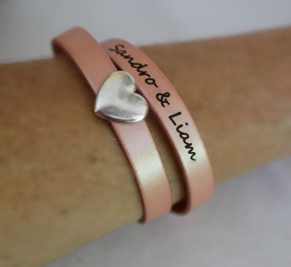 Pulseira dupla de couro com desenho de coração prateado, as suas palavras podem ser gravadas