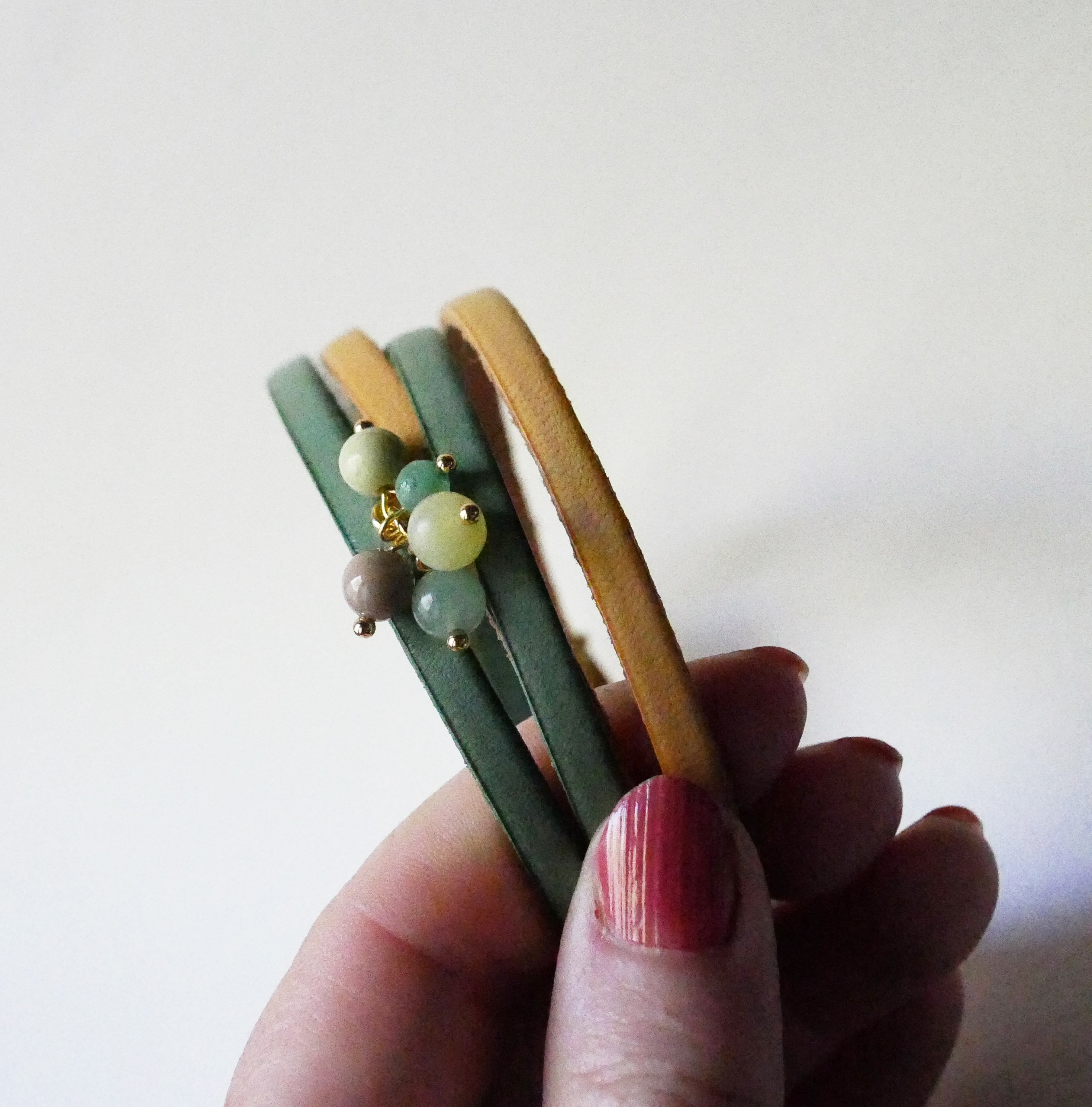 Pulseira dupla em pele decorada com pérolas verdes suaves e fecho dourado