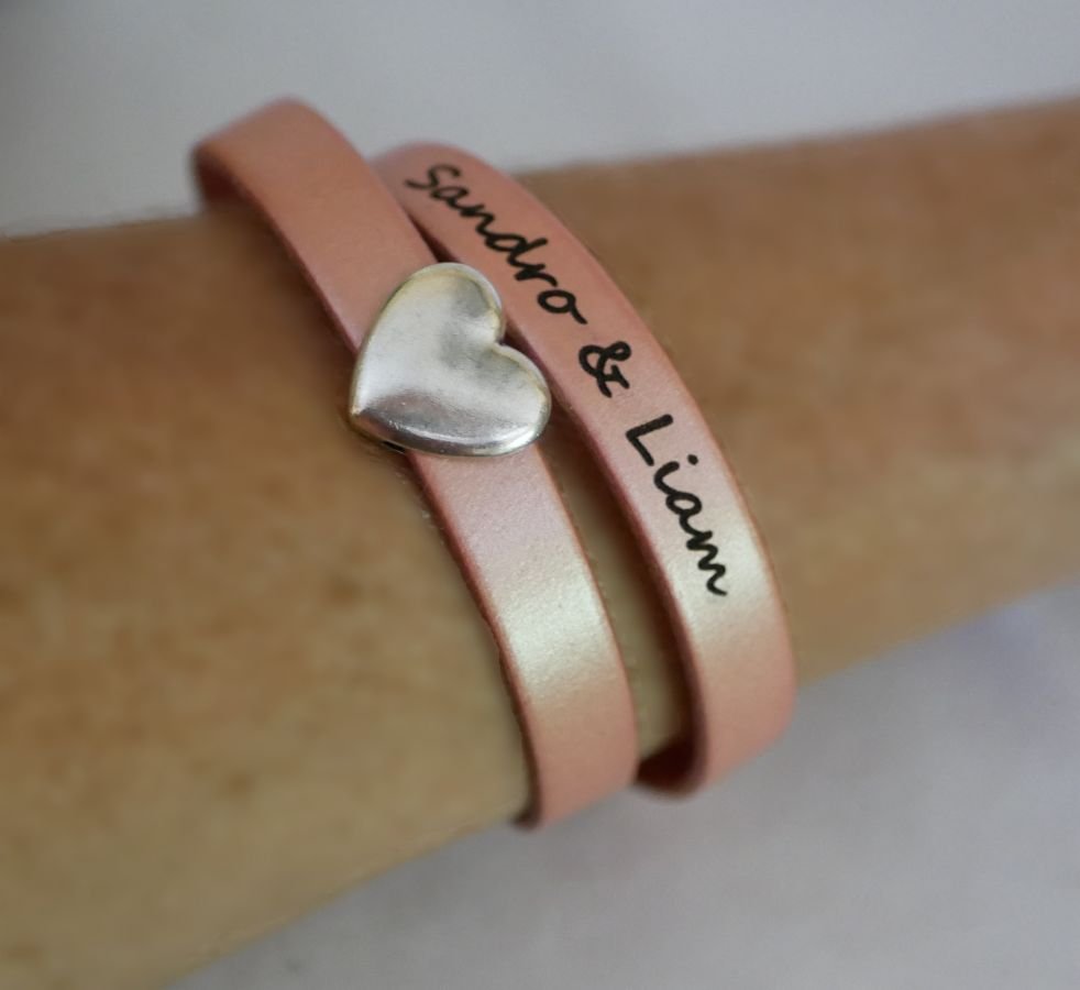 Pulseira dupla de couro com desenho de coração prateado, as suas palavras podem ser gravadas