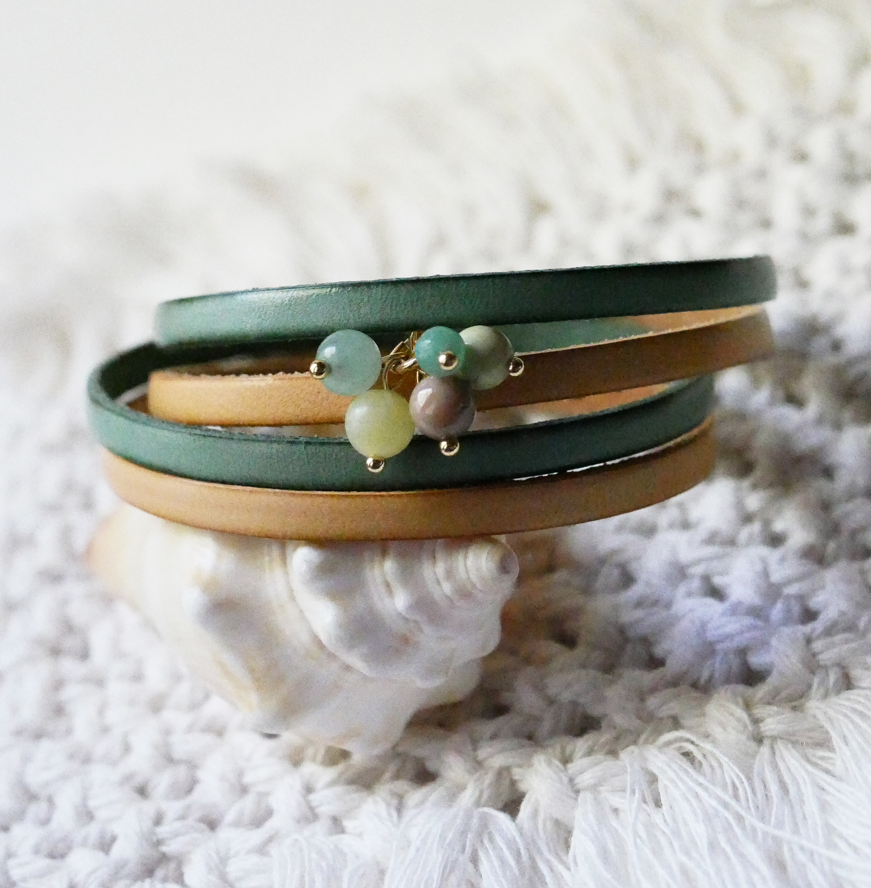 Pulseira dupla em pele decorada com pérolas verdes suaves e fecho dourado