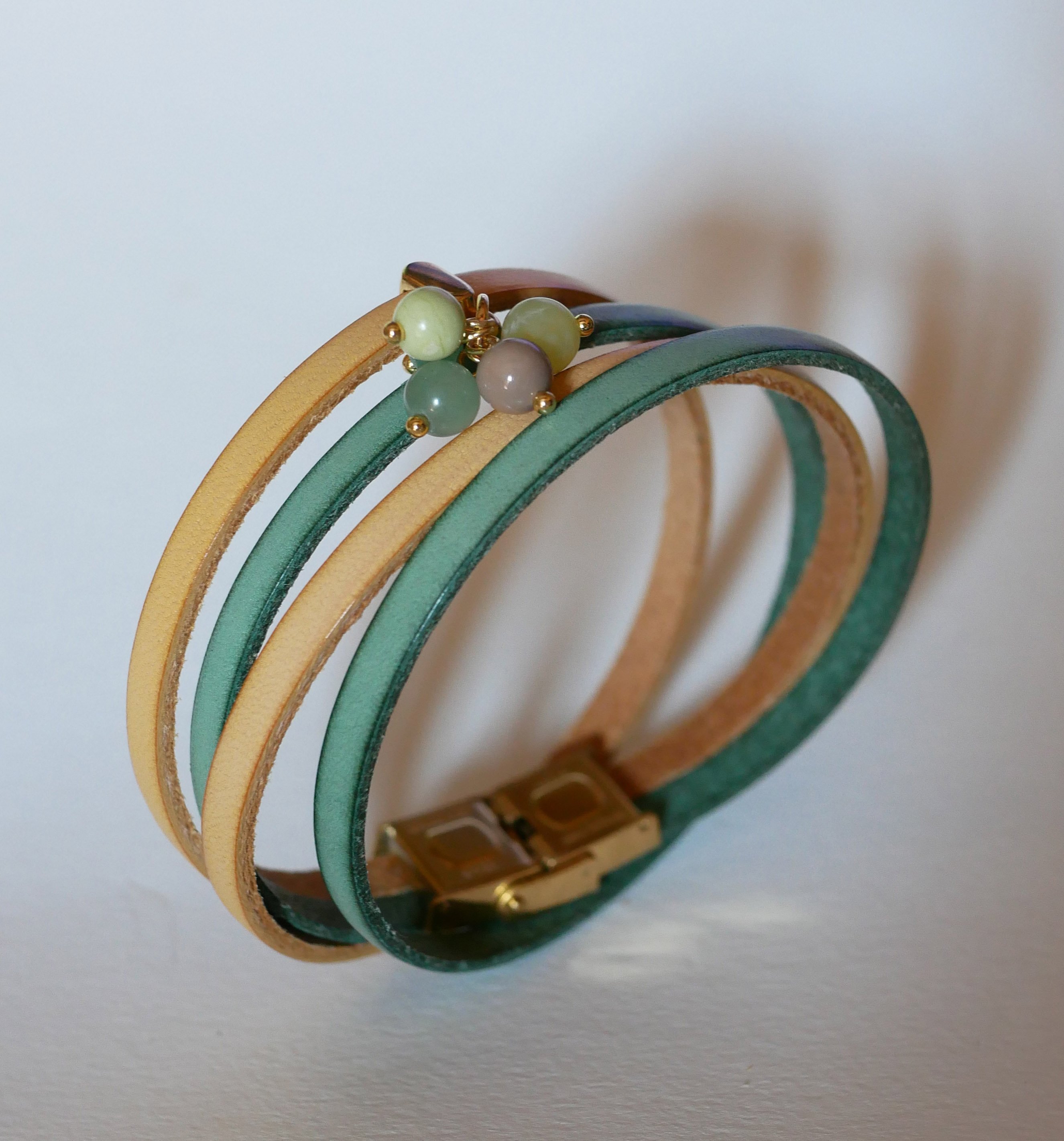 Pulseira dupla em pele decorada com pérolas verdes suaves e fecho dourado