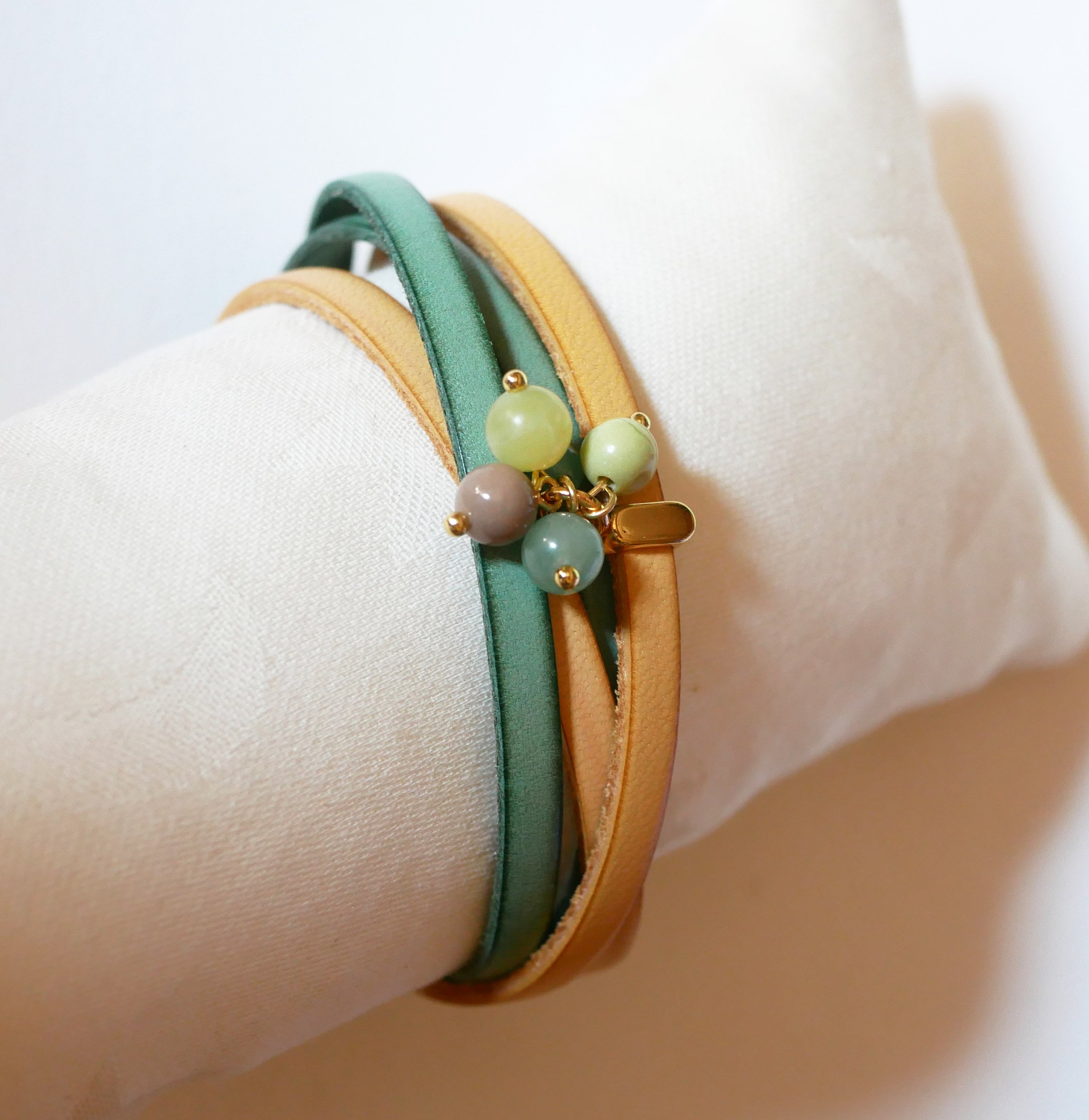 Pulseira dupla em pele decorada com pérolas verdes suaves e fecho dourado