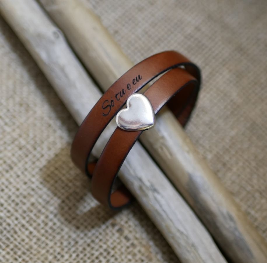 Pulseira dupla de couro com desenho de coração prateado, as suas palavras podem ser gravadas