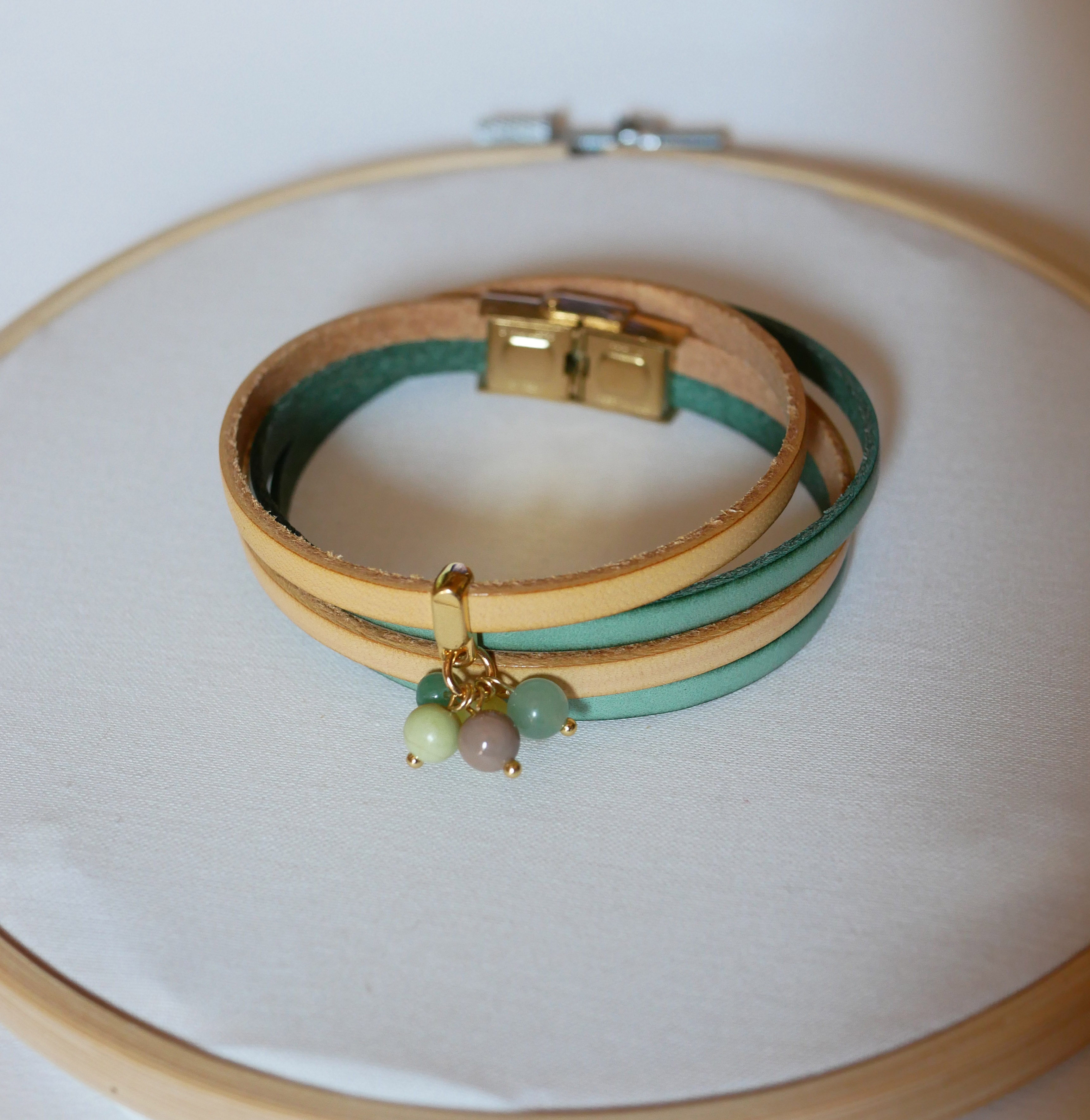 Pulseira dupla em pele decorada com pérolas verdes suaves e fecho dourado