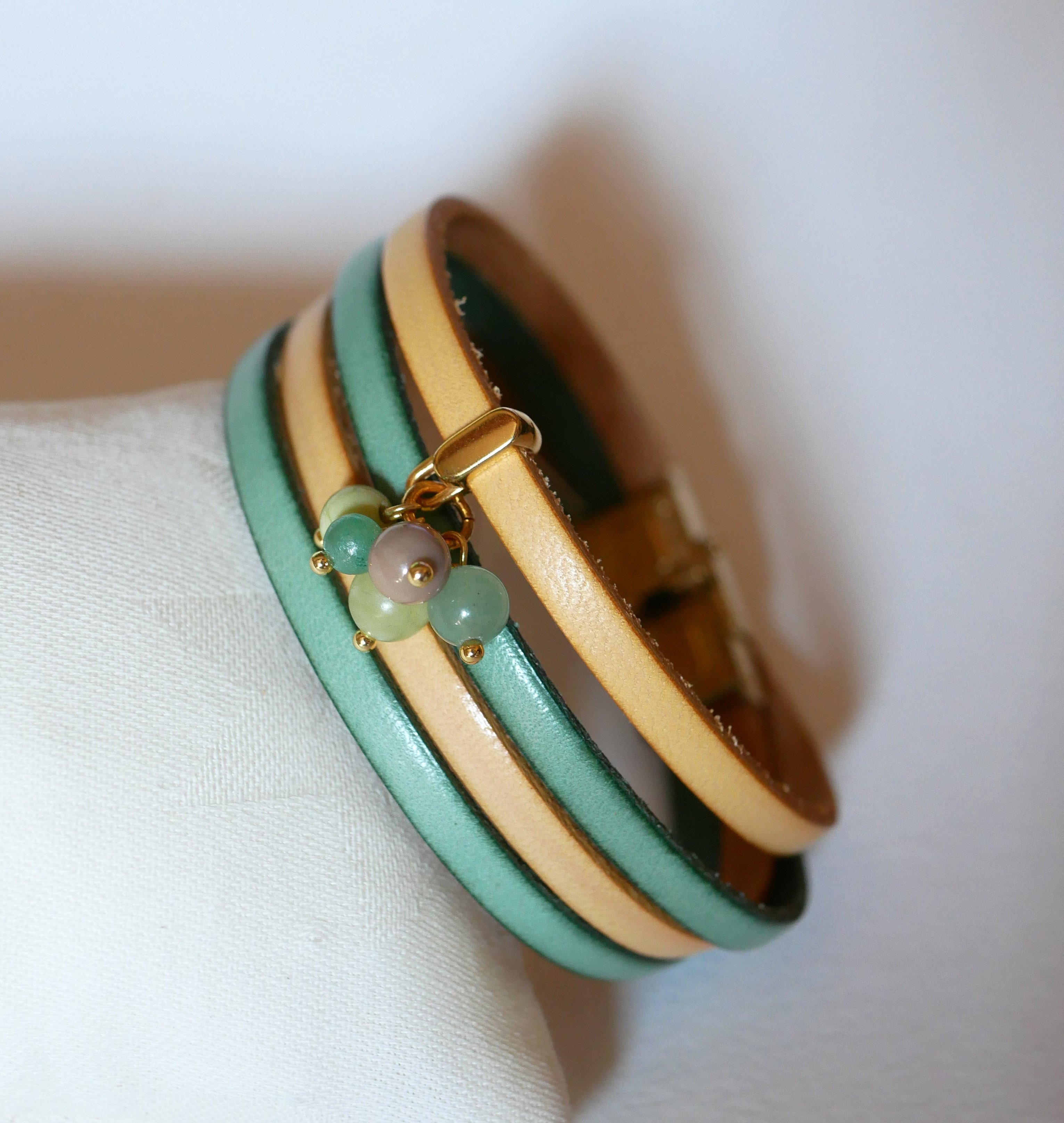 Pulseira dupla em pele decorada com pérolas verdes suaves e fecho dourado