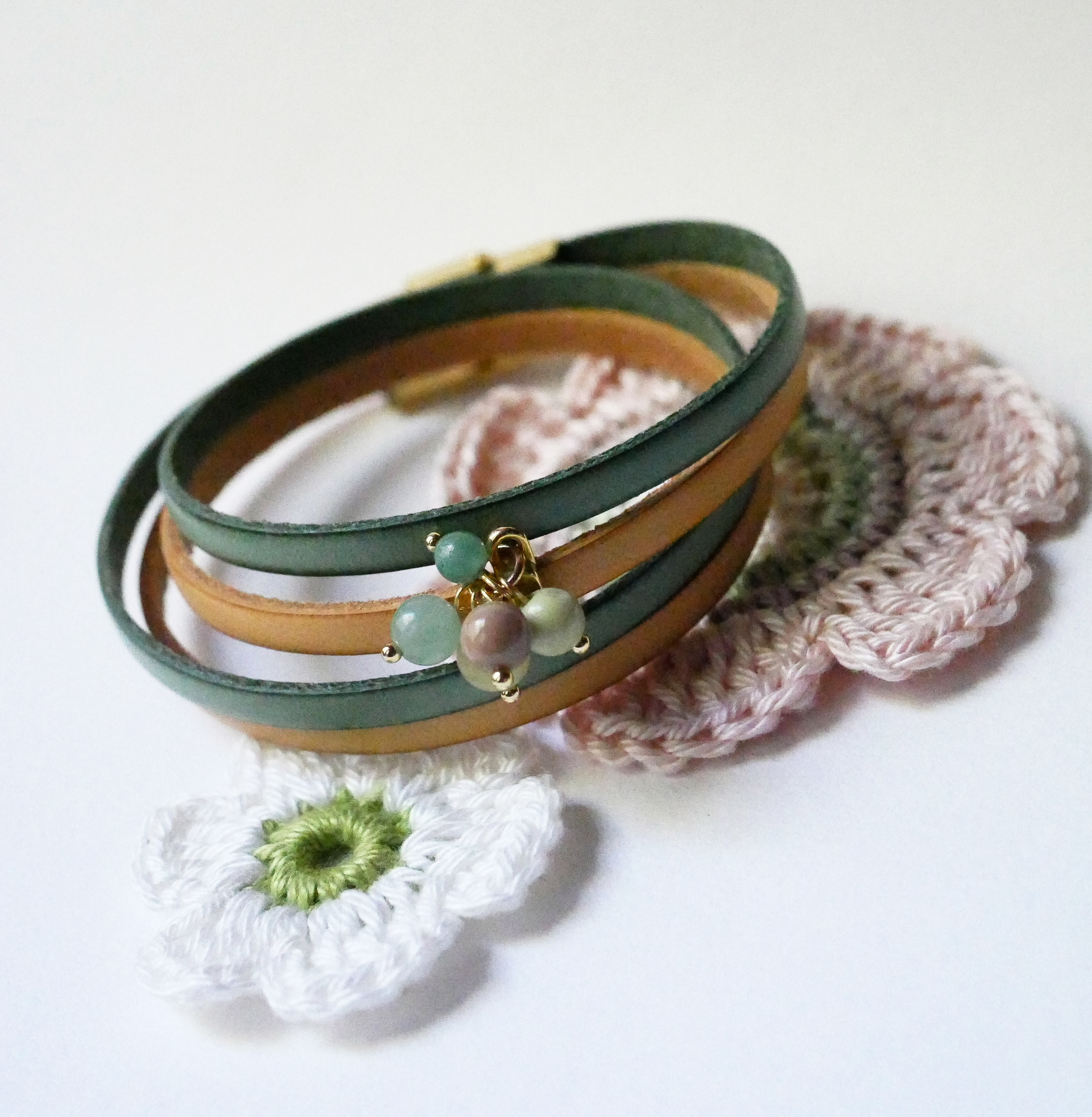 Pulseira dupla em pele decorada com pérolas verdes suaves e fecho dourado