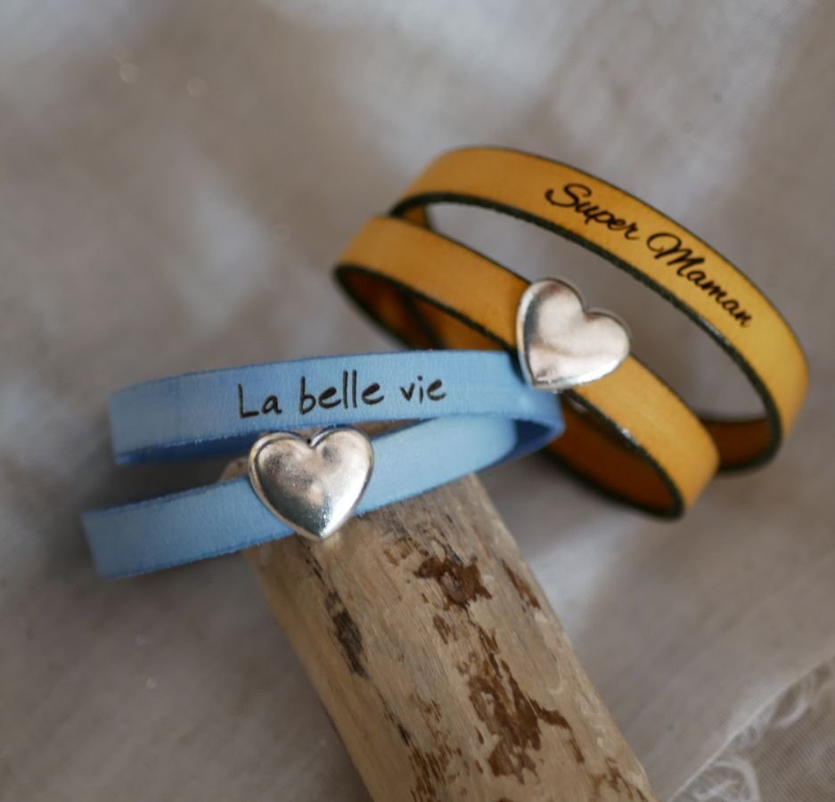 Pulseira dupla de couro com desenho de coração prateado, as suas palavras podem ser gravadas