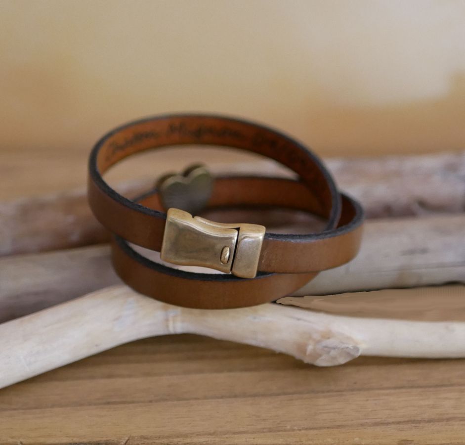 Pulseira dupla de couro e coração de bronze, possível gravação das suas palavras
