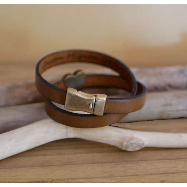 Pulseira dupla de couro e cora&ccedil;&atilde;o de bronze, poss&iacute;vel grava&ccedil;&atilde;o das suas palavras