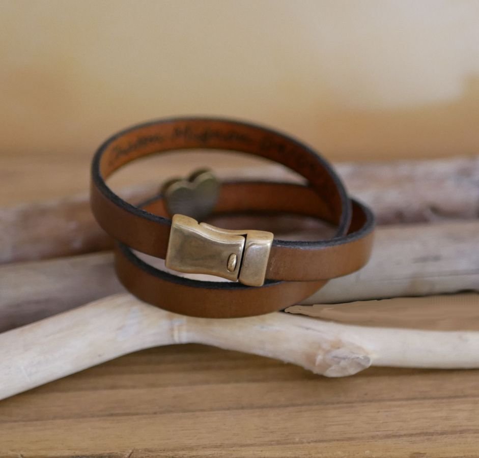 Pulseira dupla de couro e coração de bronze, possível gravação das suas palavras