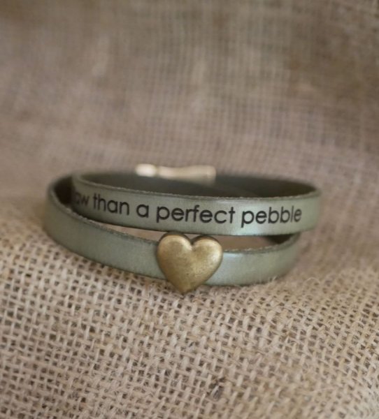 Pulseira dupla de couro e cora&ccedil;&atilde;o de bronze, poss&iacute;vel grava&ccedil;&atilde;o das suas palavras