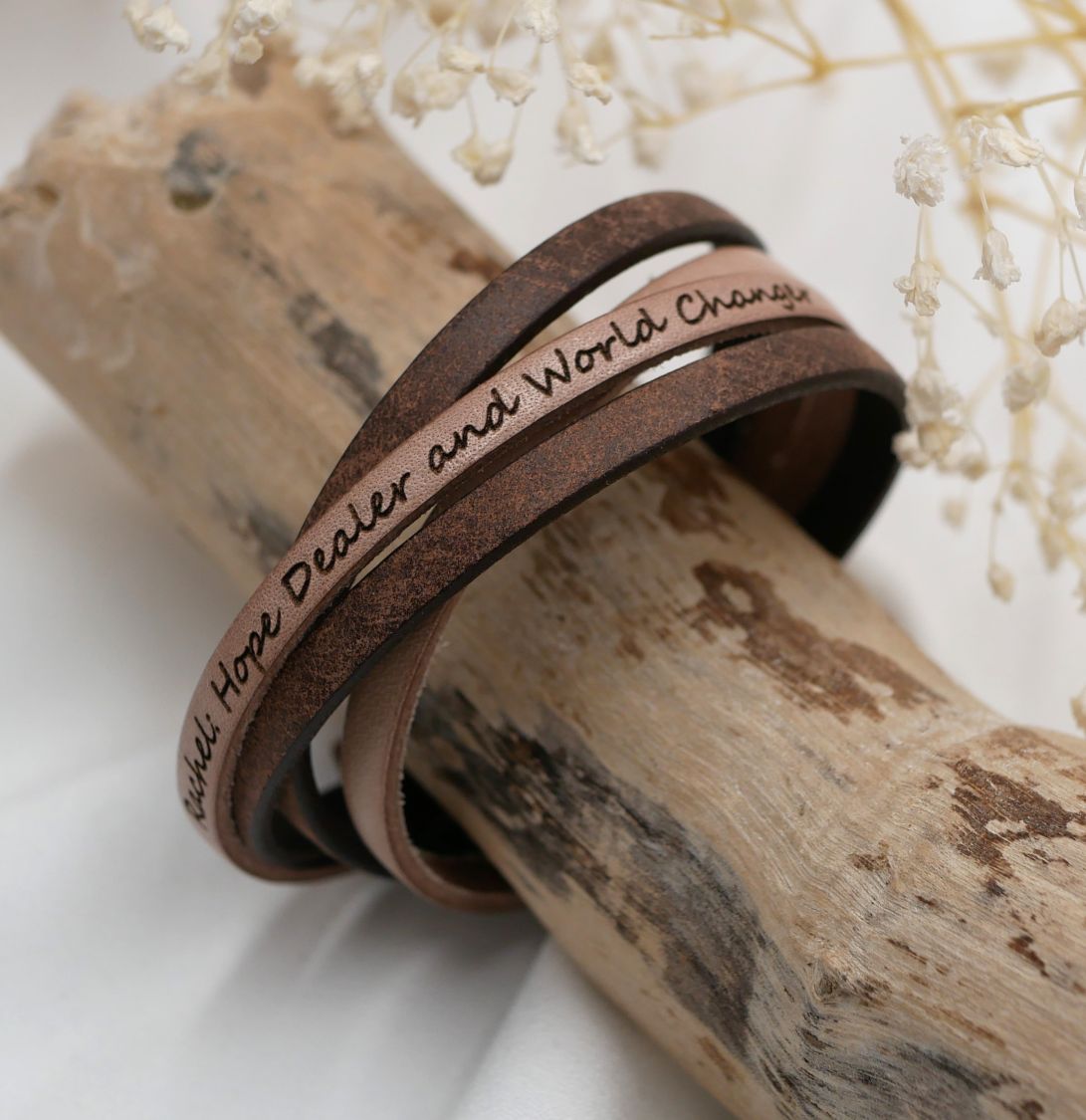 Pulseira dupla de couro de cor castanha e uma cor à sua escolha para ser personalizada através de gravação