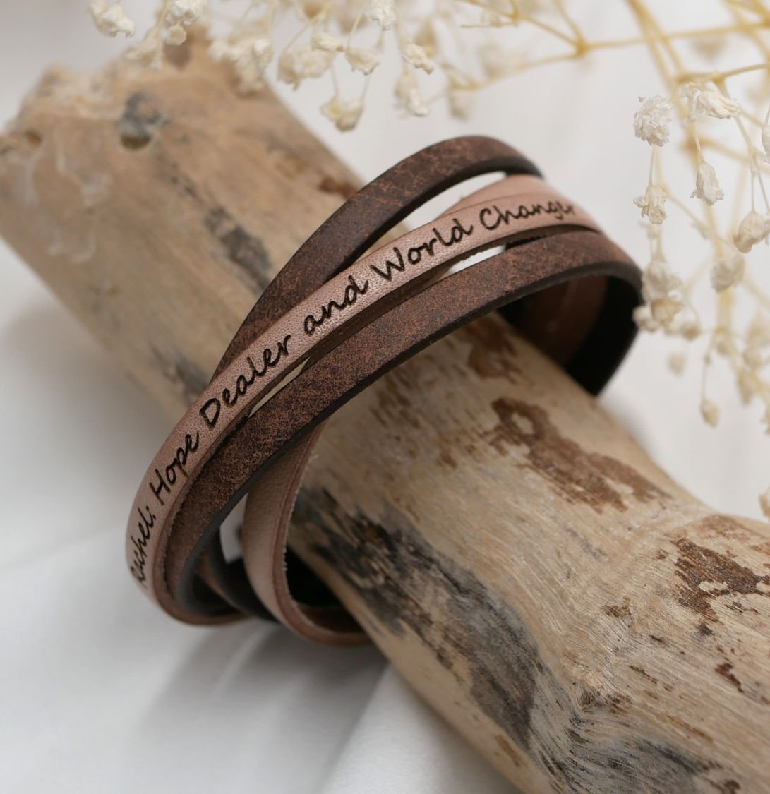 Pulseira dupla de couro de cor castanha e uma cor à sua escolha para ser personalizada através de gravação