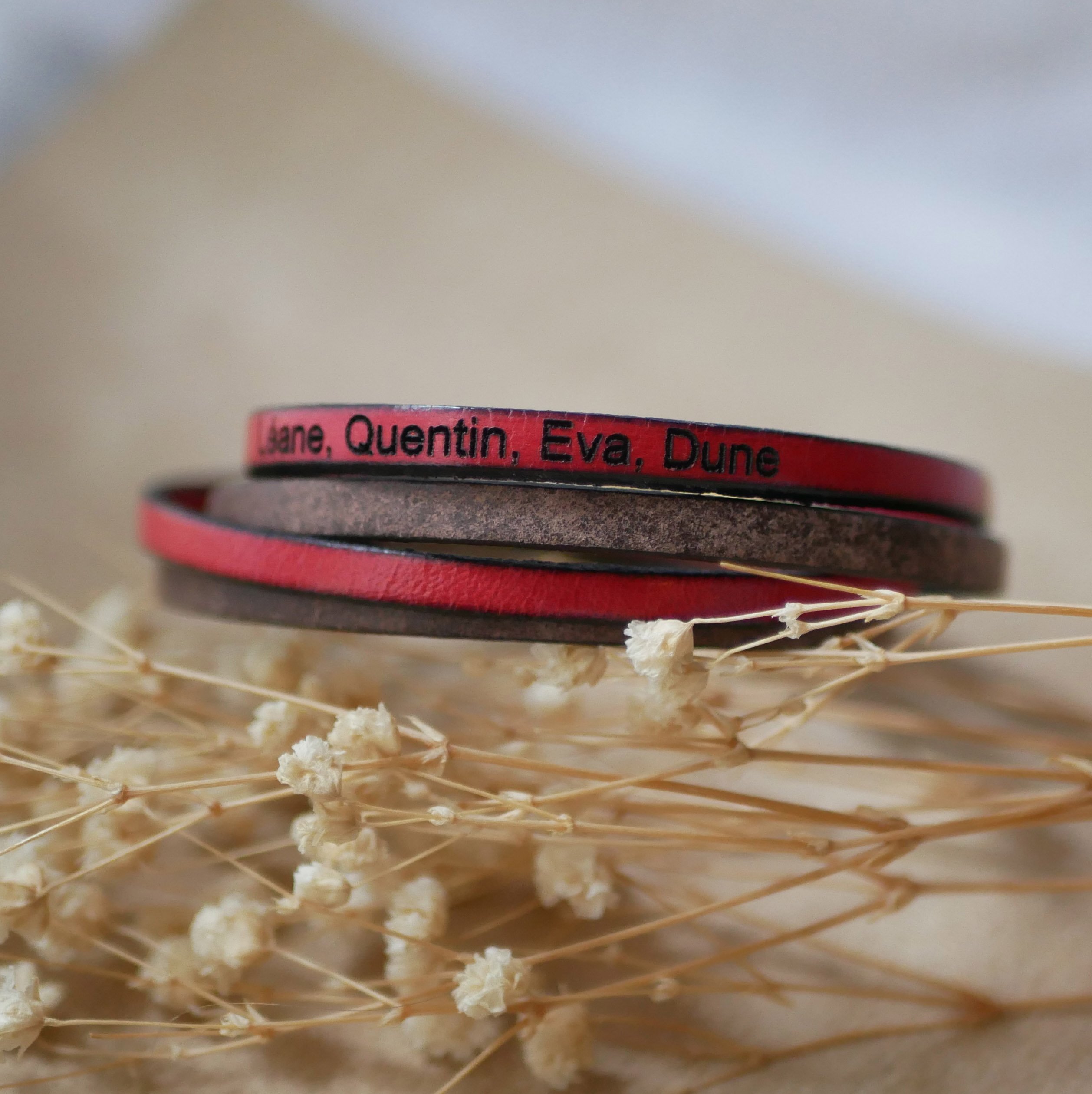 Pulseira dupla de couro de cor castanha e uma cor à sua escolha para ser personalizada através de gravação