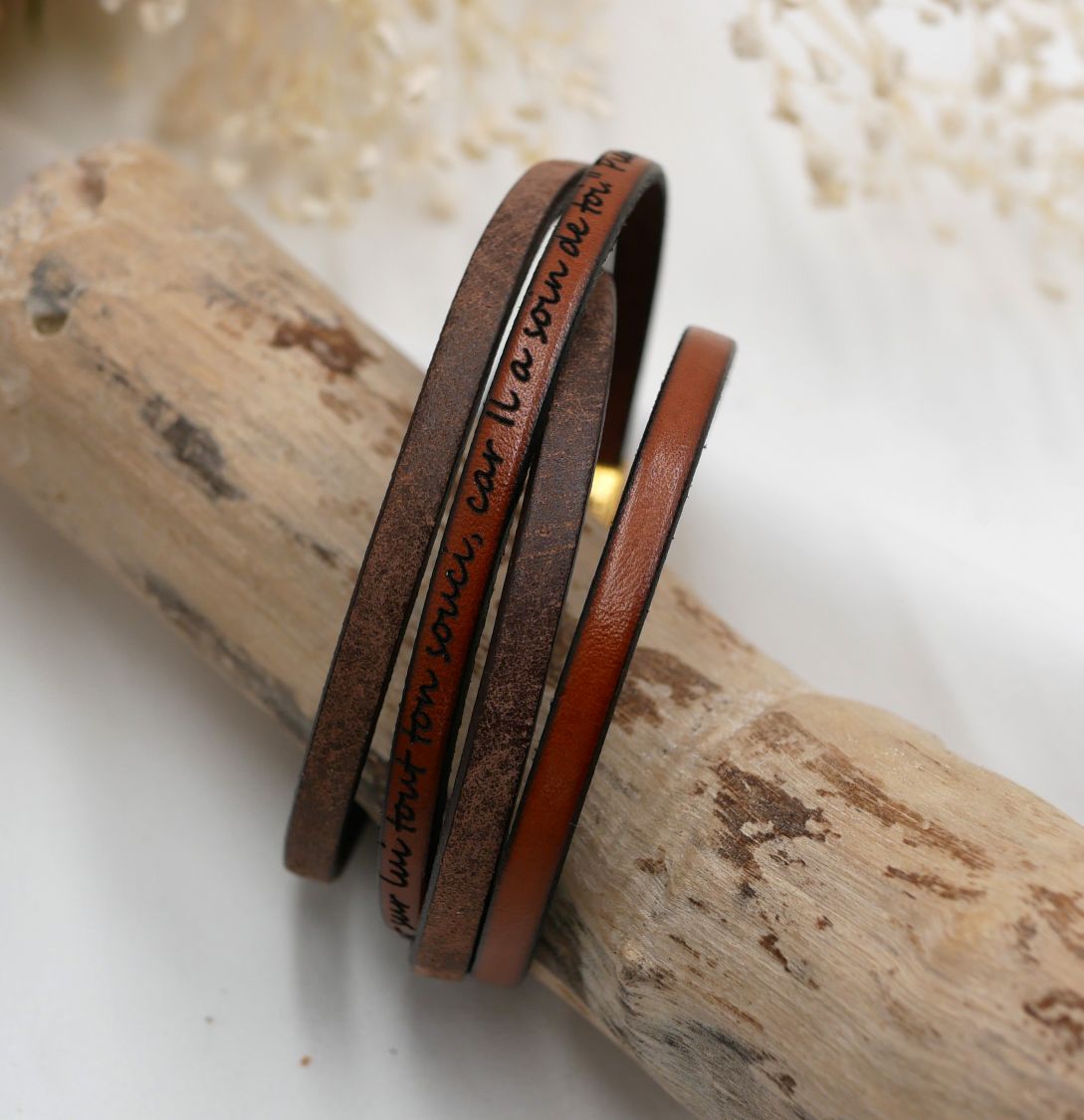 Pulseira dupla de couro de cor castanha e uma cor à sua escolha para ser personalizada através de gravação