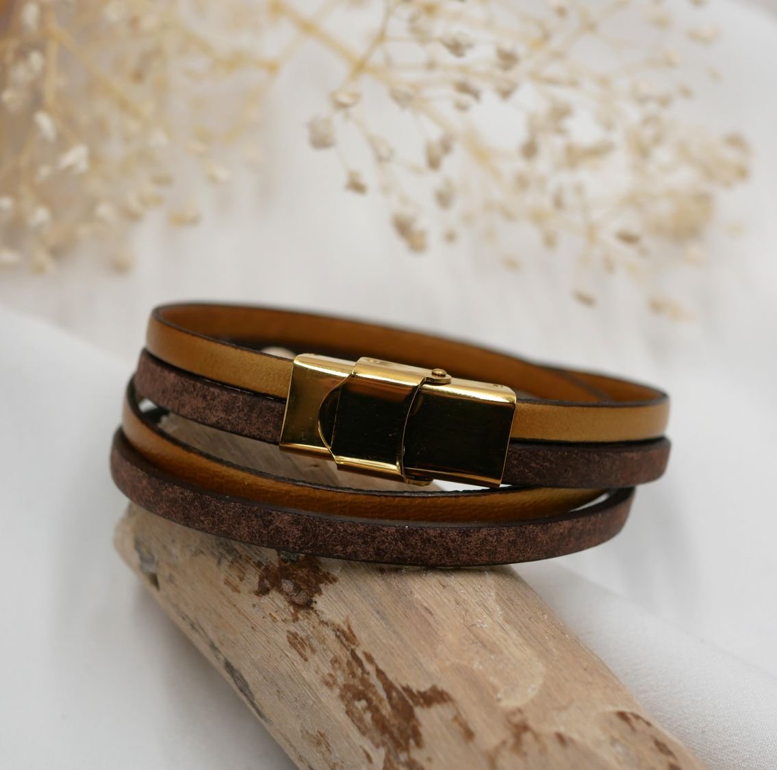 Pulseira dupla de couro de cor castanha e uma cor à sua escolha para ser personalizada através de gravação