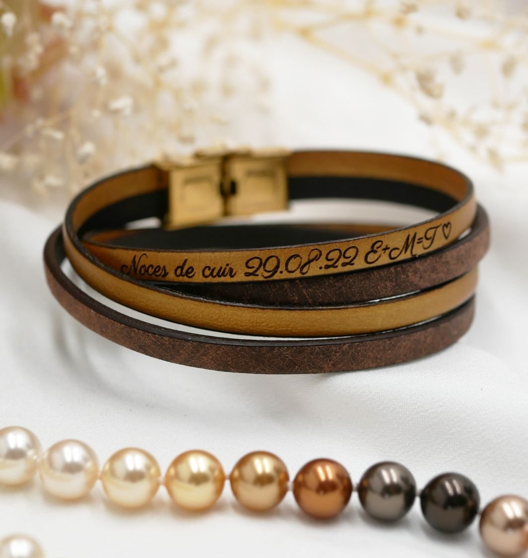 Pulseira dupla de couro de cor castanha e uma cor à sua escolha para ser personalizada através de gravação