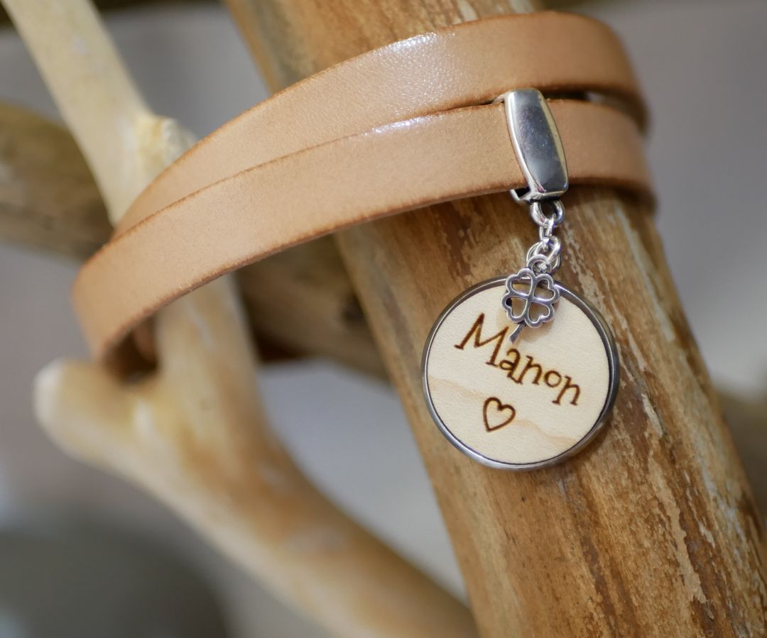 Pulseira dupla de couro personalizada com cabochon de madeira para gravar