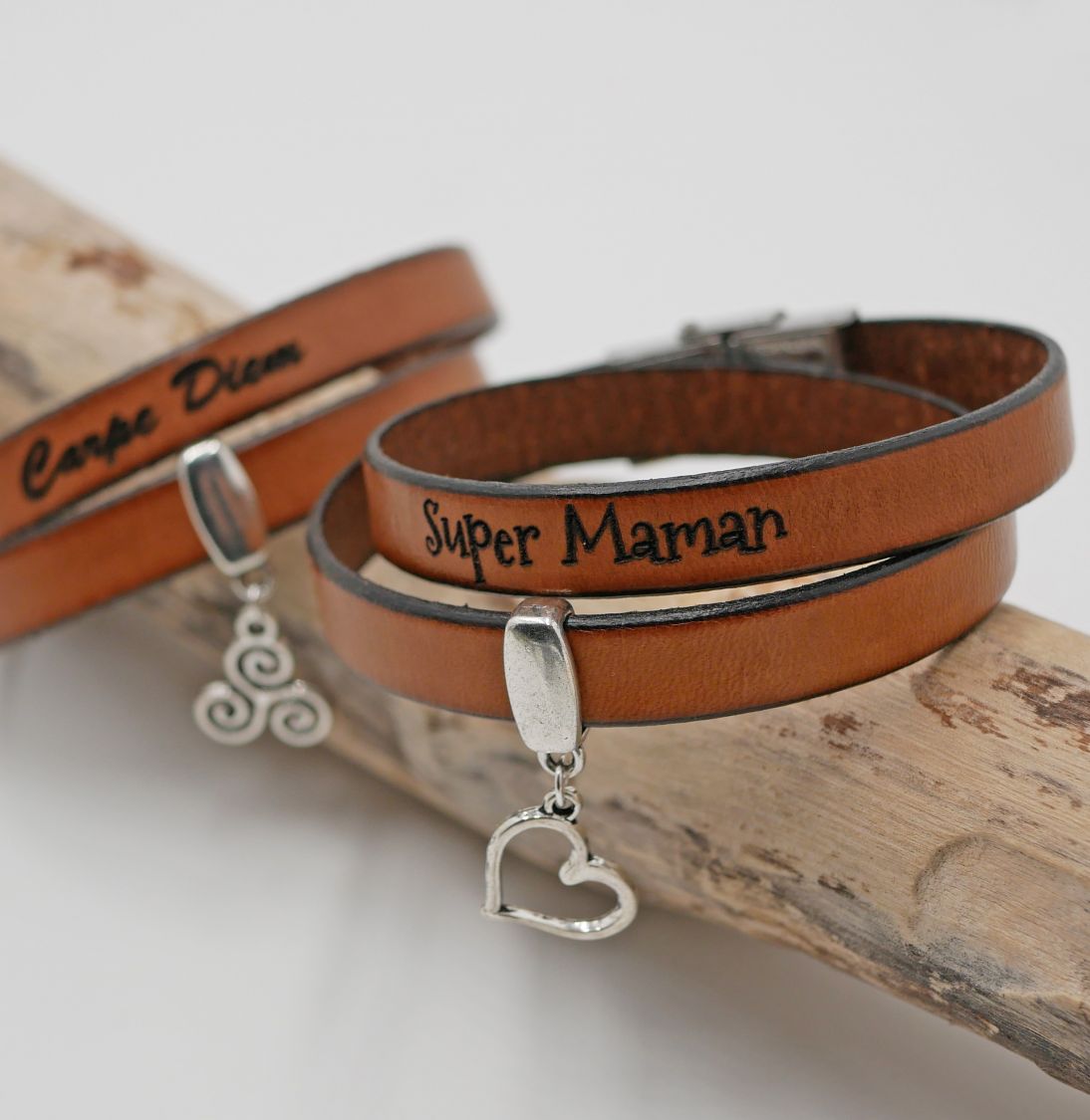 Pulseira dupla de couro personalizada para ser gravada com um pingente à sua escolha