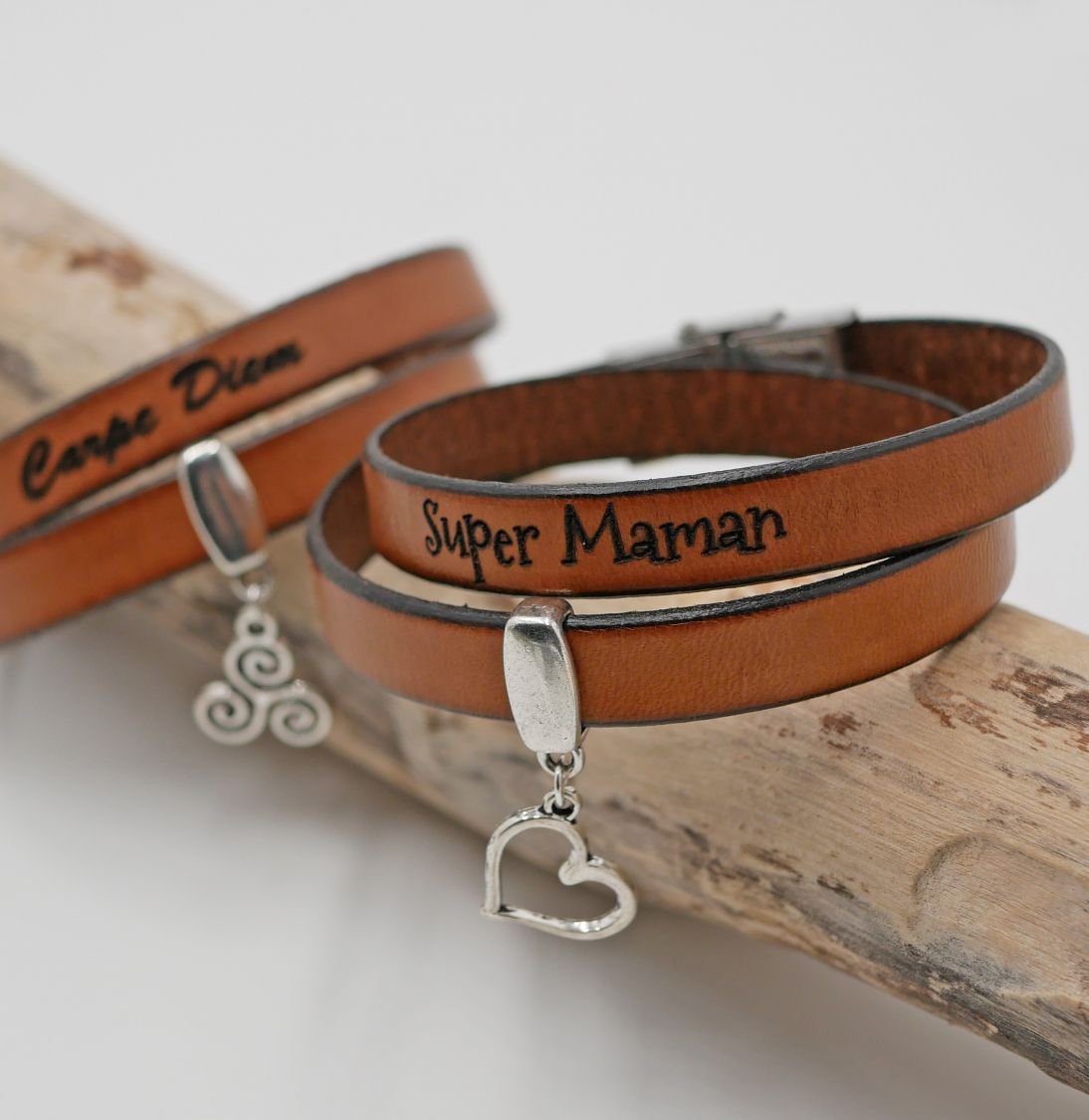 Pulseira dupla de couro personalizada para ser gravada com um pingente à sua escolha