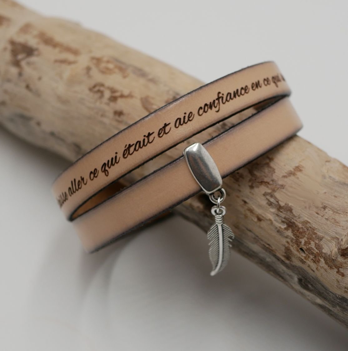 Pulseira dupla de couro personalizada para ser gravada com um pingente à sua escolha