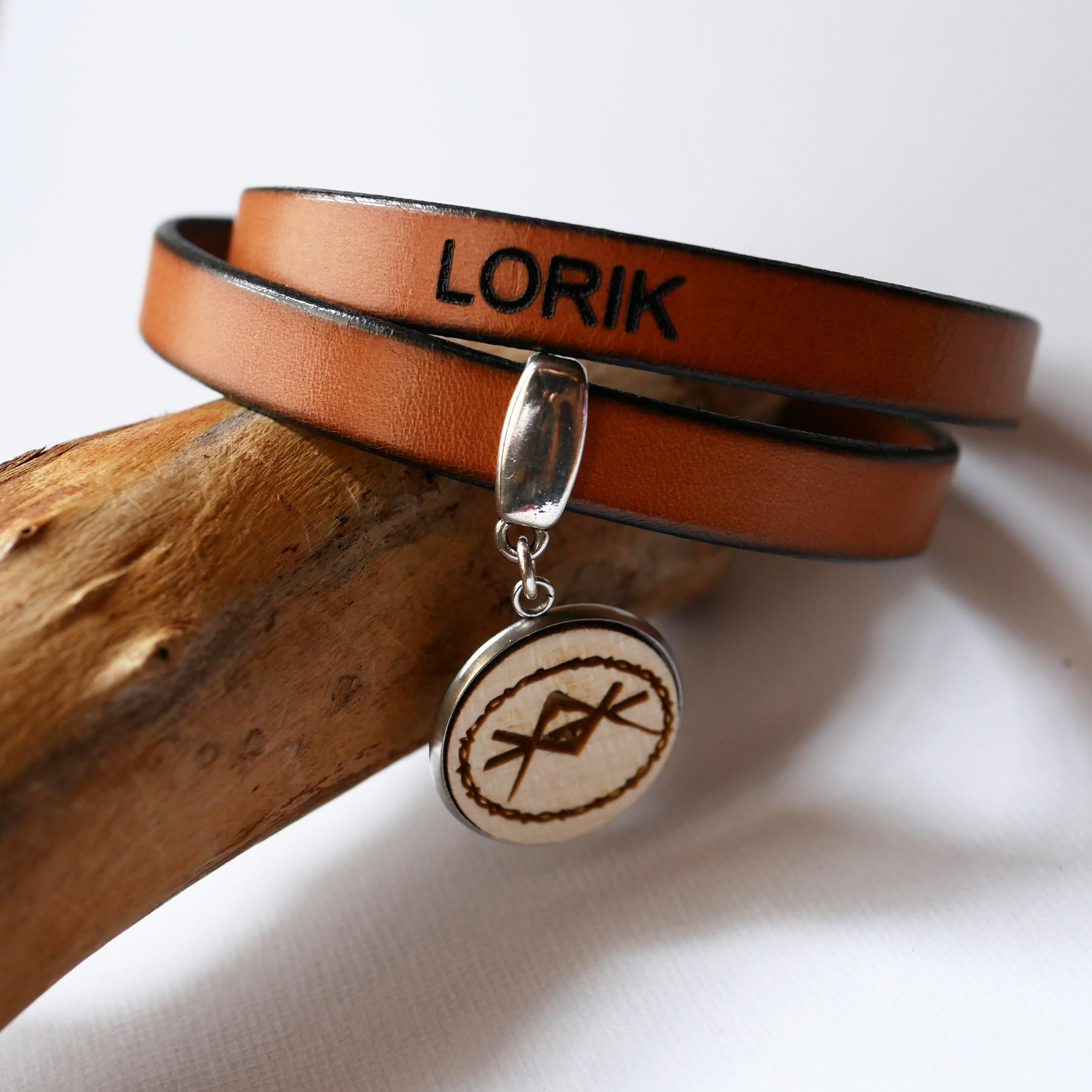 Pulseira dupla de couro personalizada com cabochon de madeira para gravar