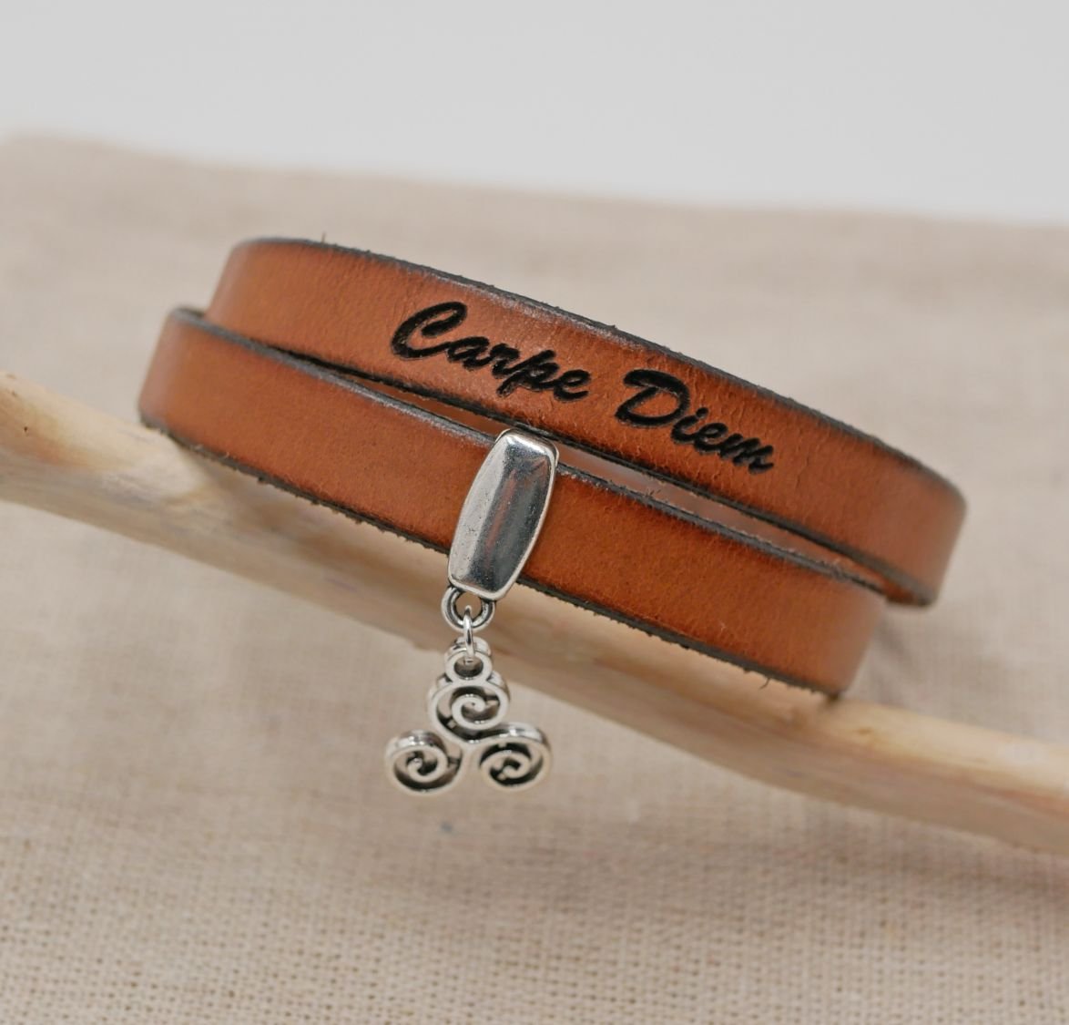 Pulseira dupla de couro personalizada para ser gravada com um pingente à sua escolha