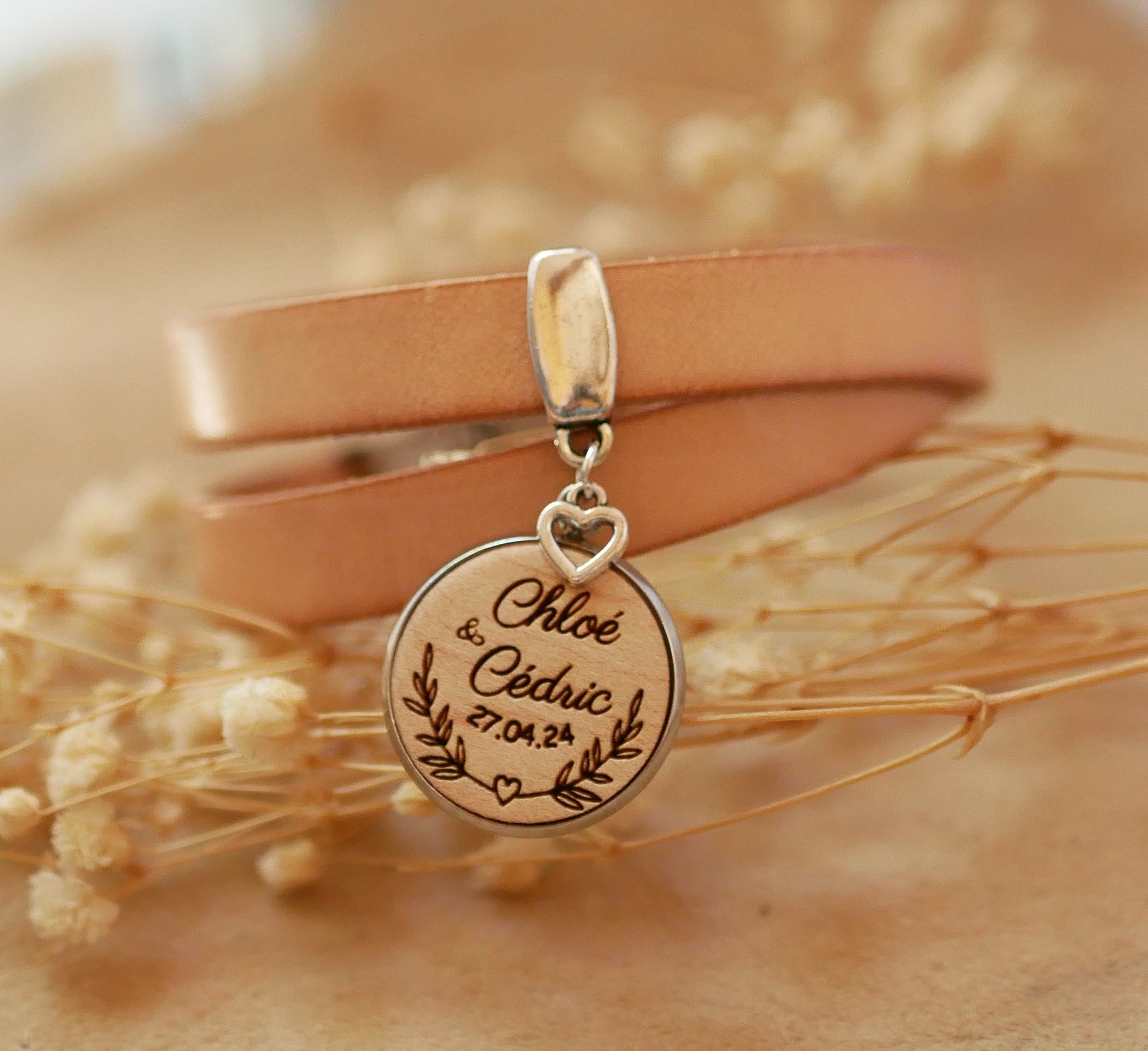 Pulseira dupla de couro personalizada com cabochon de madeira para gravar